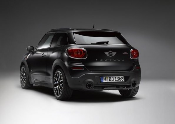 Die Aufnahme zeigt die Heckpartie des Mini Frozen Black Metallic