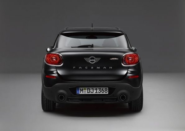 Die Heckansicht des Mini Frozen Black Metallic