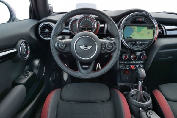 Das Cockpit des Mini John Cooper Works