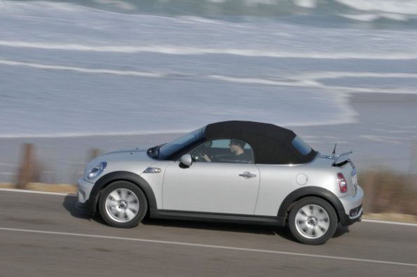 Das Profil des Mini Roadster mit geschlossenem Verdeck