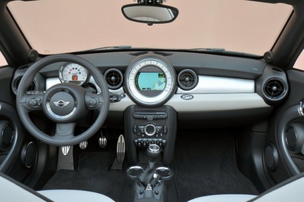 Die Armaturentafel im Mini Roadster