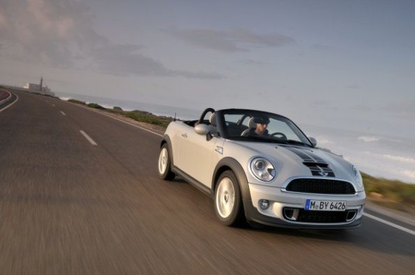 Eine Fahraufnahme zeigt die Front- und Seitenansicht des Mini Roadster