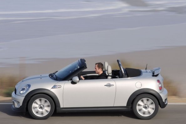 Der Mini Roadster in der Seitenansicht mit geöffnetem Verdeck