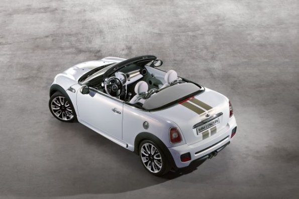 Ein Blick aus der Vogelperspektive auf den Mini Roadster Concept mit geöffnetem Verdeck