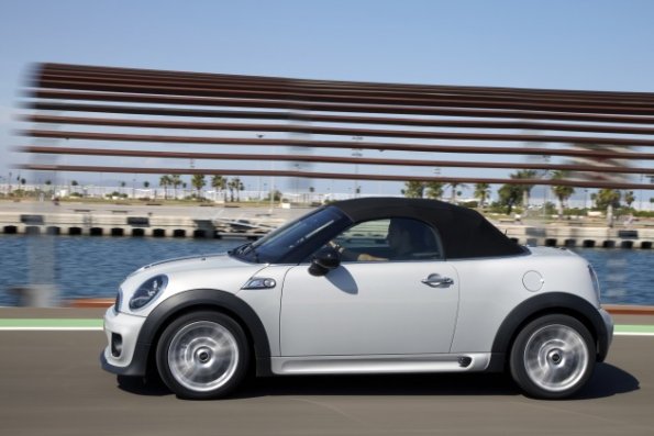 Die Silhouette des Mini Roadster mit geschlossenem Verdeck