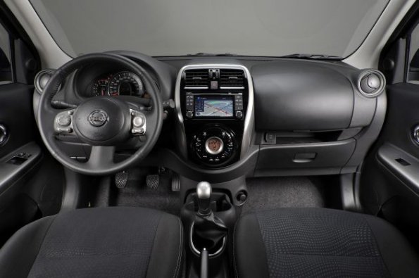 Cockpit und Armaturen im Nissan Micra