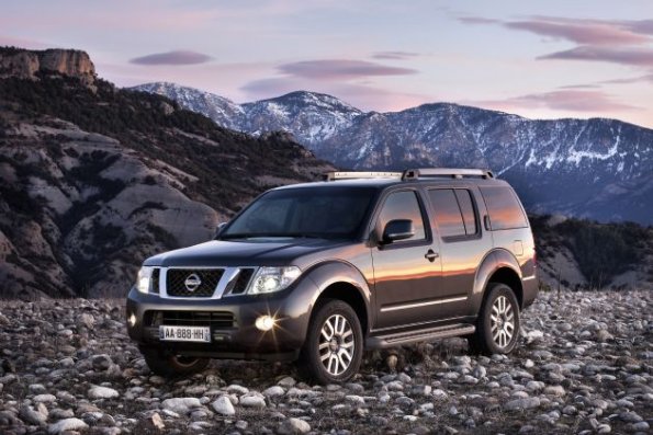 Front- und Seitenpartie des Nissan Pathfinder 