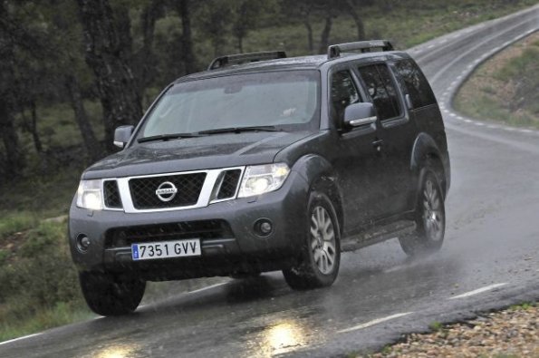 Die Fahrzeugfront des Nissan Pathfinder 