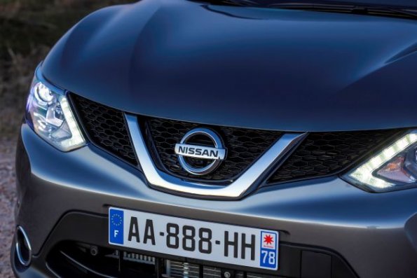 Detail an der Fahrzeugfront des Nissan Qashqai