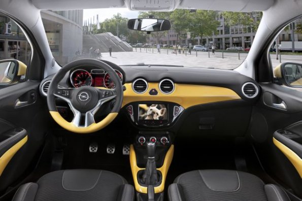 Cockpit und Instrumententafel im Opel Adam