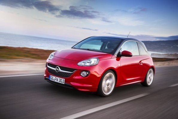 Die Fahrzeugfront des Opel Adam