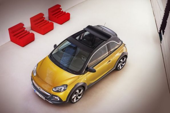 Ein Blick aus lufitger Höhe auf den Opel Adam Rocks