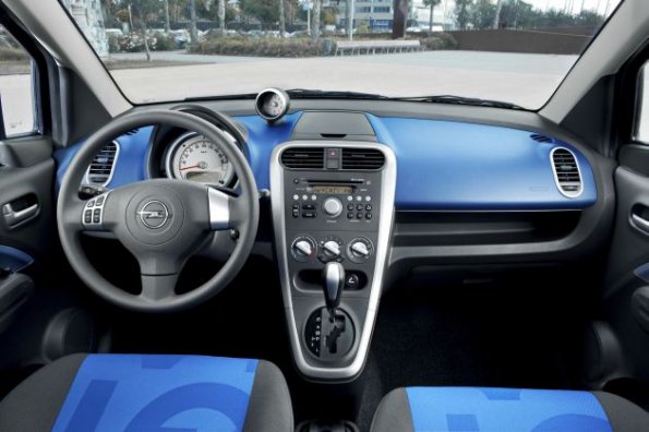 Cockpit und Armaturen im Opel Agila