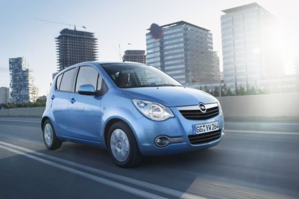 Front- und Seitenpartie des Opel Agila