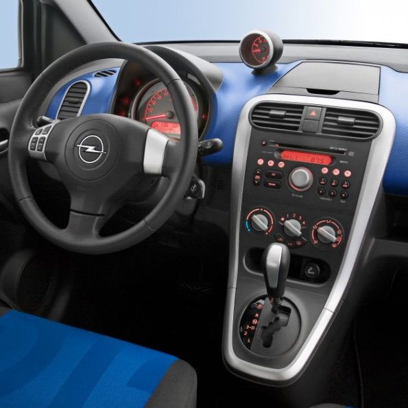 Das Cockpit im Opel Agila