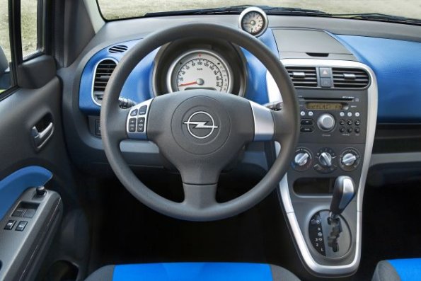 Das Cockpit im Opel Agila