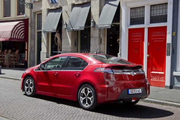 Die Seitenpartie des Opel Ampera