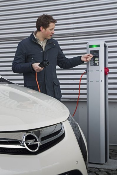 Rein elektrisch soll man mit dem Opel Ampera  rund 60 Kilometer fahren können. Dann kommt ein Benziner zum Einsatz, mit dem die Reichweite auf ungefähr 500 Kilometer gesteigert werden kann.