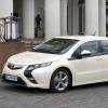 Die Front- und Seitenansicht des Opel Ampera