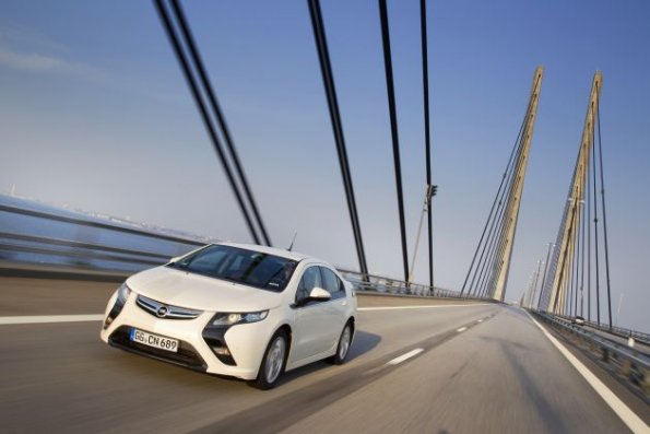 Eine Fahraufnahme des Opel Ampera