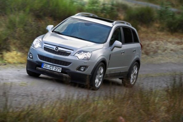 Die Fahrzeugfront des Opel Antara