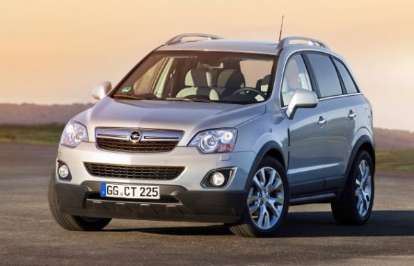 Die Fahrzeugfront des Opel Antara