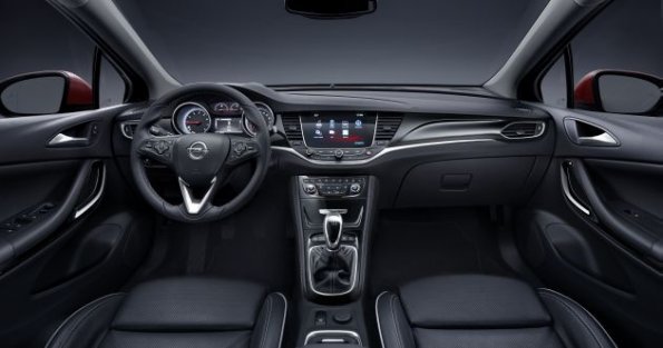 Cockpit und Armaturen im Opel Astra