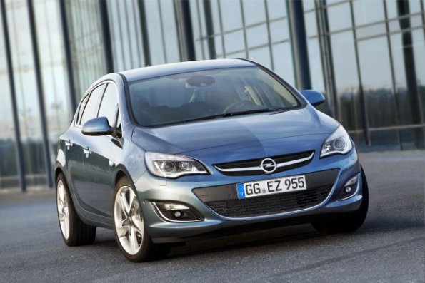 Die Fahrzeugfront des Opel Astra