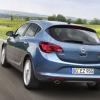 <p>Außenaufnahme zeigt die Heckpartie des Opel Astra</p>