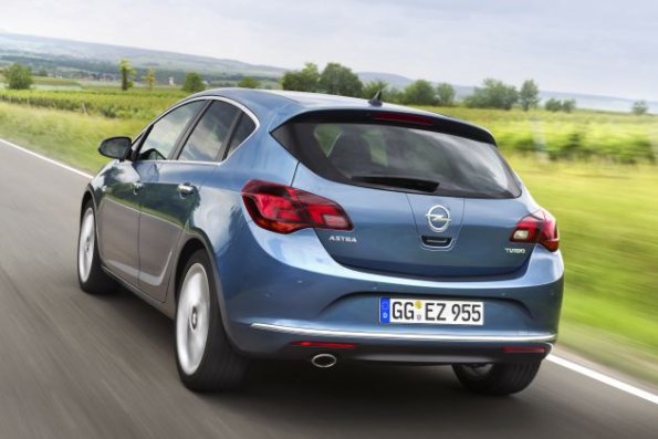 Außenaufnahme zeigt die Heckpartie des Opel Astra