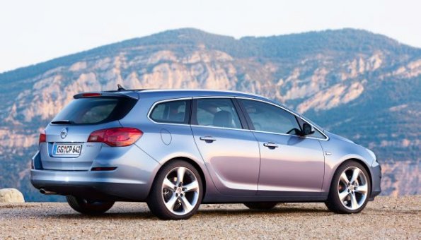 Die Seitenansicht des Opel Astra Sports Tourer