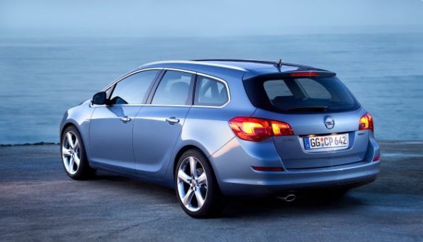 Heck- und Seitenansicht des Opel Astra Sports Tourer