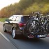 Heckpartie des Opel Astra Sports Tourer in einer Fahraufnahme mit dem praktischen Fahrradträger