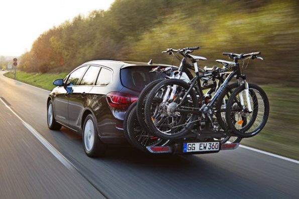 Heckpartie des Opel Astra Sports Tourer in einer Fahraufnahme mit dem praktischen Fahrradträger