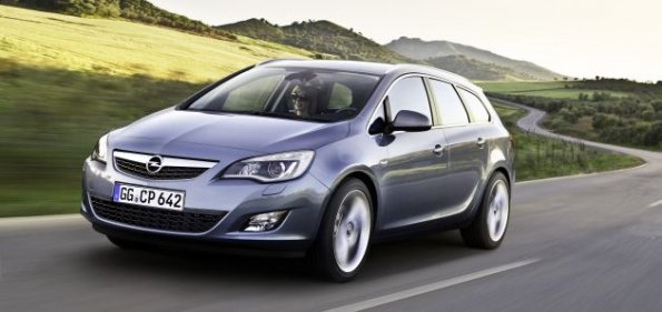 Fahraufnahme mit Frontansicht des Opel Astra Sports Tourer