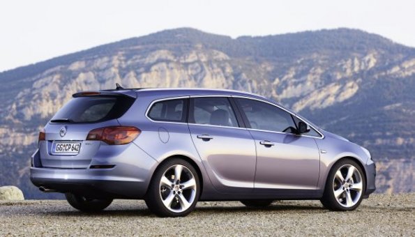 Der Opel Astra Sports Tourer in der Seitenansicht