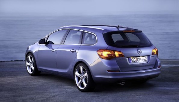 Seiten- und Heckansicht des Opel Astra Sports Tourer