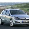 Dier Front- / Seitenansicht des Opel Astra  