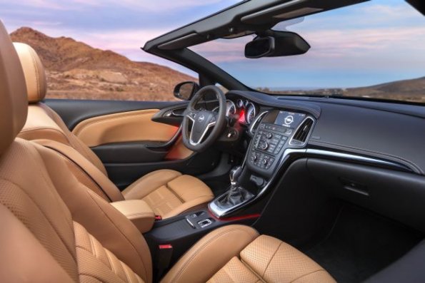 Armaturentafel und vordere Sitzreihe im Opel Cascada