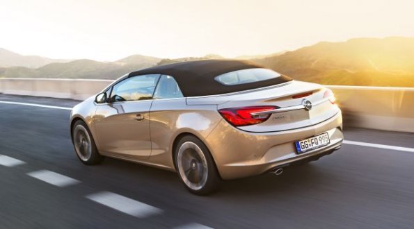 Fahraufnahme des Opel Cascada  mit geschlossenem Verdeck