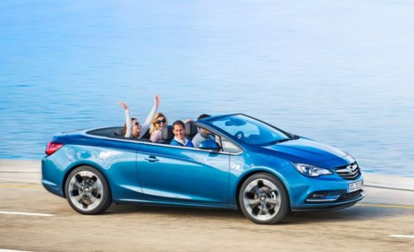 Der Opel Cascada in der Seitenansicht mit geöffnetem Verdeck