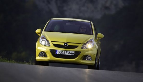 Frontansicht des Opel Corsa: Beim Update sind vor allem Dinge unter der Haube verändert worden