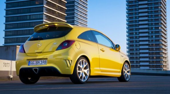 Heck- und Seitenansicht des Opel Corsa