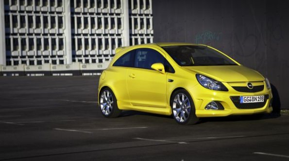 Front- und Seitenansicht des Opel Corsa