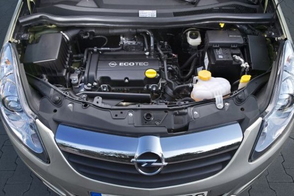 Ein Blick unter die Haube des Opel Corsa: Zwölf Motoren stehen zur Auswahl, zwei davon mit Gas. Opel hat beim Update vor allem auf die Sparsamkeit der Motoren geachtet, der sparsamste Diesel kommt auf durchschnittlich 3,7 Liter laut Hersteller.