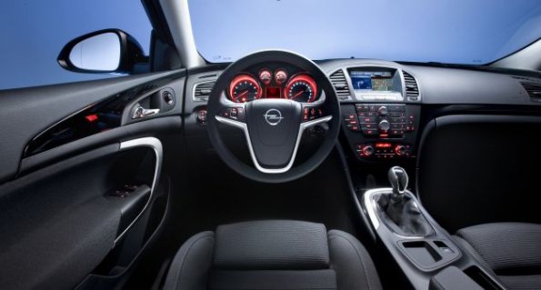 Das Cockpit im Opel Insignia: Ab August serienmäßig mit Schaltempfehlung