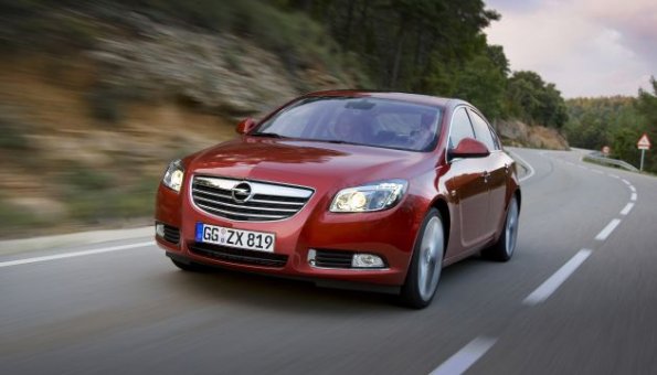 Frontansicht des Opel Insignia: Für das Modelljahr 2011 hat Opel die Motoren überarbeitet. Die Diesel sollen weniger verbrauchen, gleichzeitig in geringerem Maße Geräusche entwickeln und laufruhiger sein.