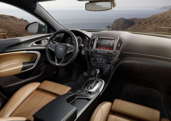 Cockpit, Armaturen und erste Sitzreihe im Opel Insignia Country Tourer