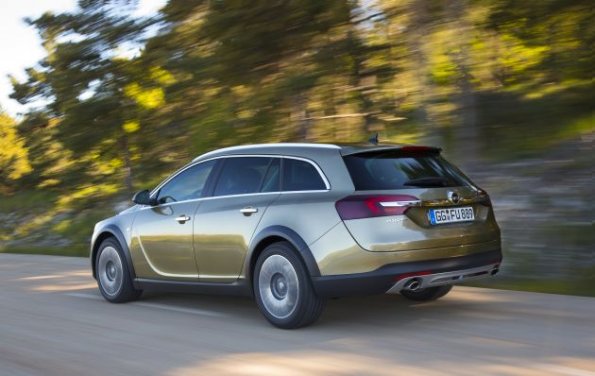 Heck- und Seitenansicht des Opel Insignia Country Tourer