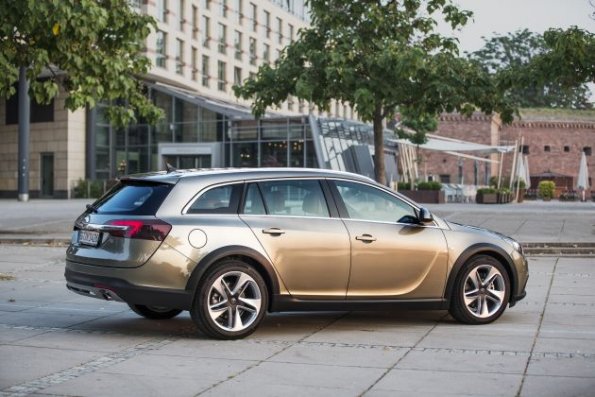 Die Heck- und Seitenpartie des Opel Insignia Country Tourer